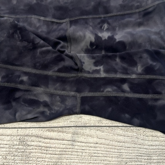 🍋Women’s Lululemon Diamond Dyed 8” Bike Shorts size 8🍋 - Picture 8 of 11